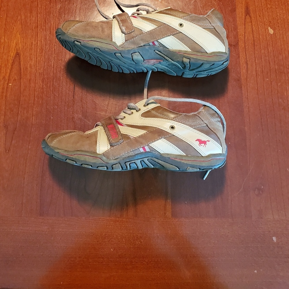 Mustang Men shoes are size 9 U.S.